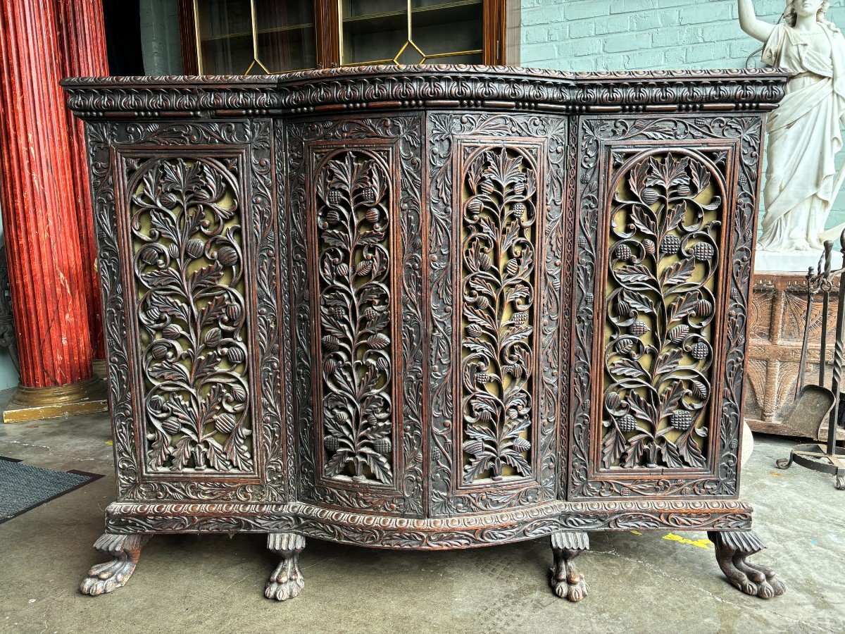 Curved 4-door furniture in hardwood , Burma 19th century Decorative furniture with beautiful openwork doors and standing on 6 claw feet. Furniture in good condition , needs a refresh. Dimensions : Width : 147 cm Height : 115 cm Depth : 35 / 45 cm Beautifu