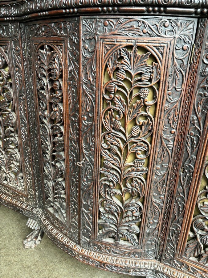 Curved 4-door furniture in hardwood , Burma 19th century Decorative furniture with beautiful openwork doors and standing on 6 claw feet. Furniture in good condition , needs a refresh. Dimensions : Width : 147 cm Height : 115 cm Depth : 35 / 45 cm Beautifu