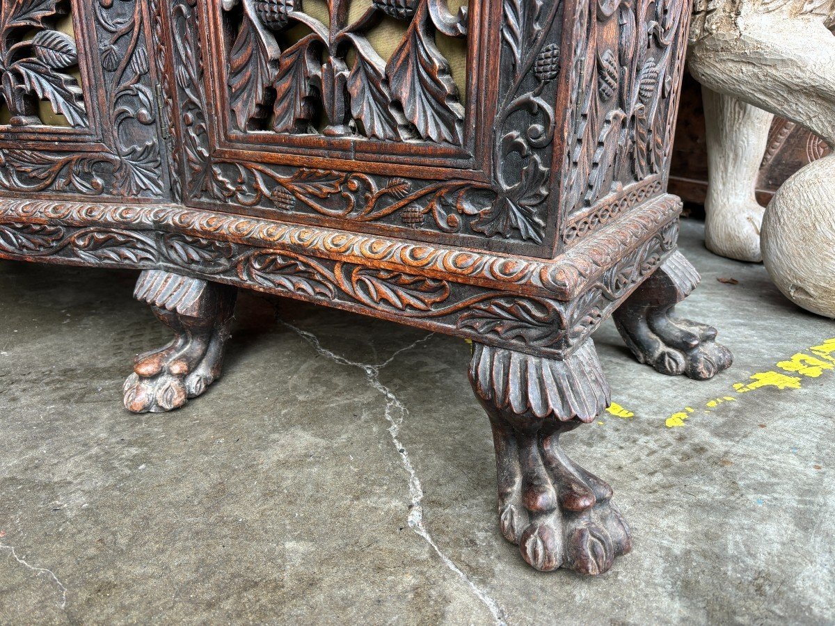 Curved 4-door furniture in hardwood , Burma 19th century Decorative furniture with beautiful openwork doors and standing on 6 claw feet. Furniture in good condition , needs a refresh. Dimensions : Width : 147 cm Height : 115 cm Depth : 35 / 45 cm Beautifu