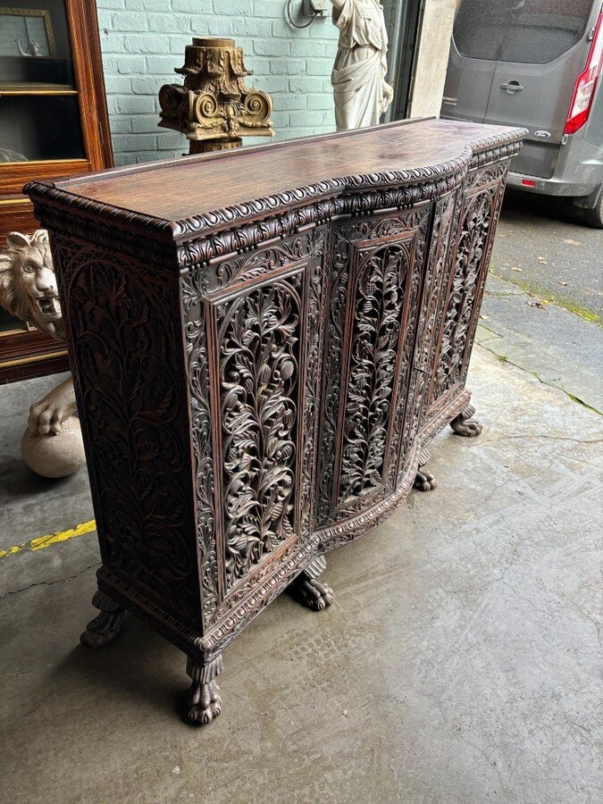 Curved 4-door furniture in hardwood , Burma 19th century Decorative furniture with beautiful openwork doors and standing on 6 claw feet. Furniture in good condition , needs a refresh. Dimensions : Width : 147 cm Height : 115 cm Depth : 35 / 45 cm Beautifu