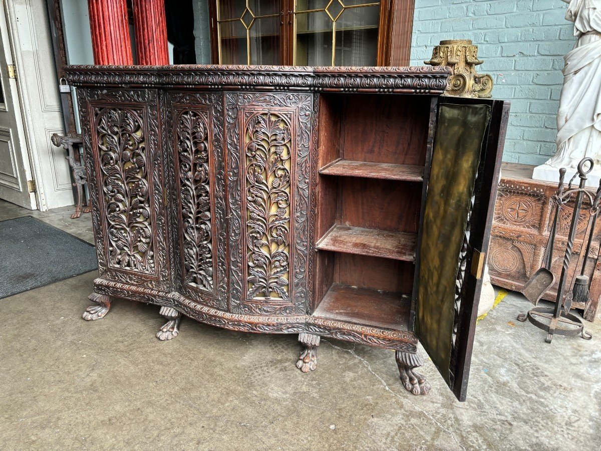 Curved 4-door furniture in hardwood , Burma 19th century Decorative furniture with beautiful openwork doors and standing on 6 claw feet. Furniture in good condition , needs a refresh. Dimensions : Width : 147 cm Height : 115 cm Depth : 35 / 45 cm Beautifu