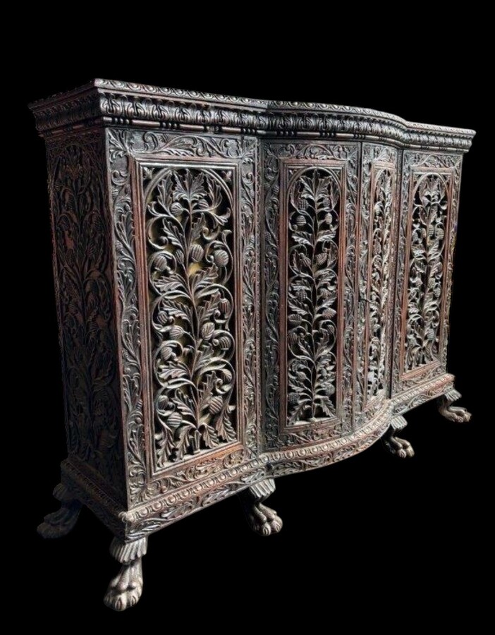 Curved 4-door furniture in hardwood , Burma 19th century Decorative furniture with beautiful openwork doors and standing on 6 claw feet. Furniture in good condition , needs a refresh. Dimensions : Width : 147 cm Height : 115 cm Depth : 35 / 45 cm Beautifu