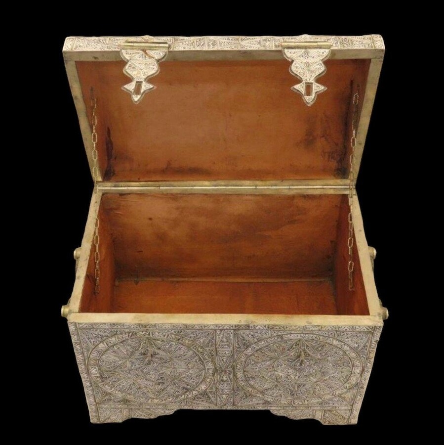 Decorative chest inlaid with bone 20th century Special coffre with spherical lid , inlaid with bone in copper, front 2 locks and fitted with 2 handles with leather lining inside. Dimensions : Width : 63 cm Height : 49 cm Depth : In very good condition