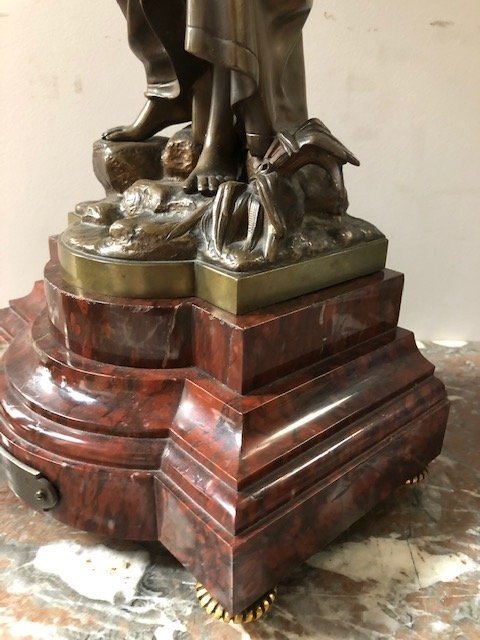 Elegant bronze statue 