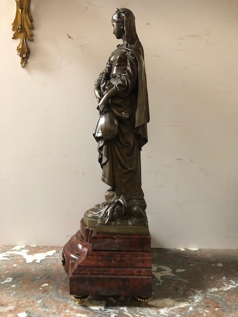 Elegant bronze statue 