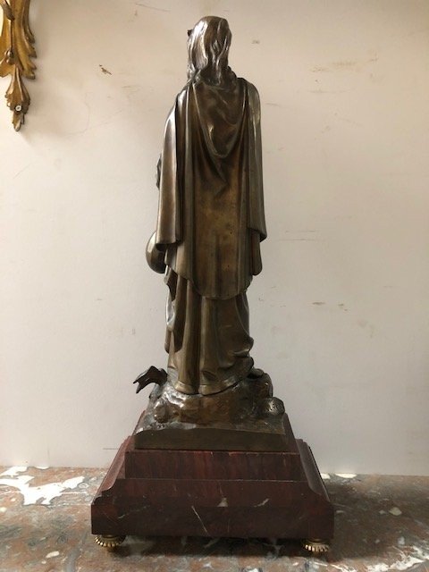 Elegant bronze statue 