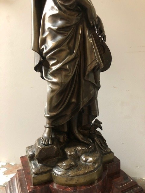 Elegant bronze statue 