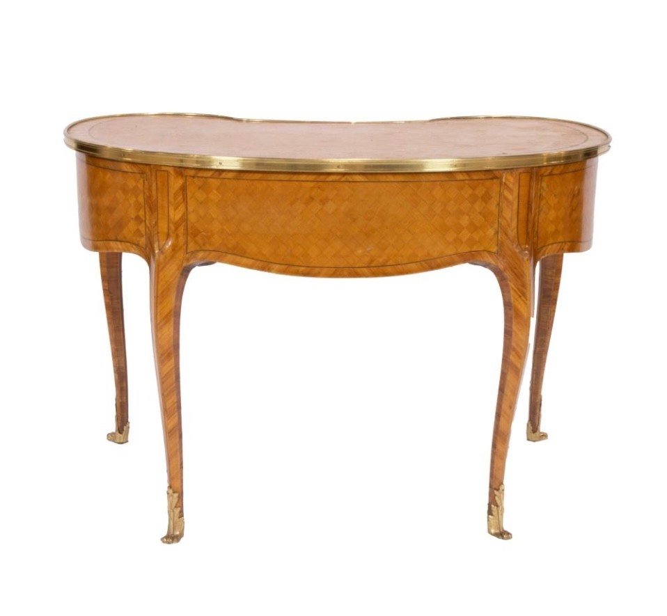 Elegant bureau French in parquetry style Louis XV Jolly desk in kidney shape , parquetry with bronze edges and legs and fitted with 5 drawers The wood needs a small refresh. Dimensions : Width : 112 cm Height : 75,5 cm Depth : 62 cm Nice desk 