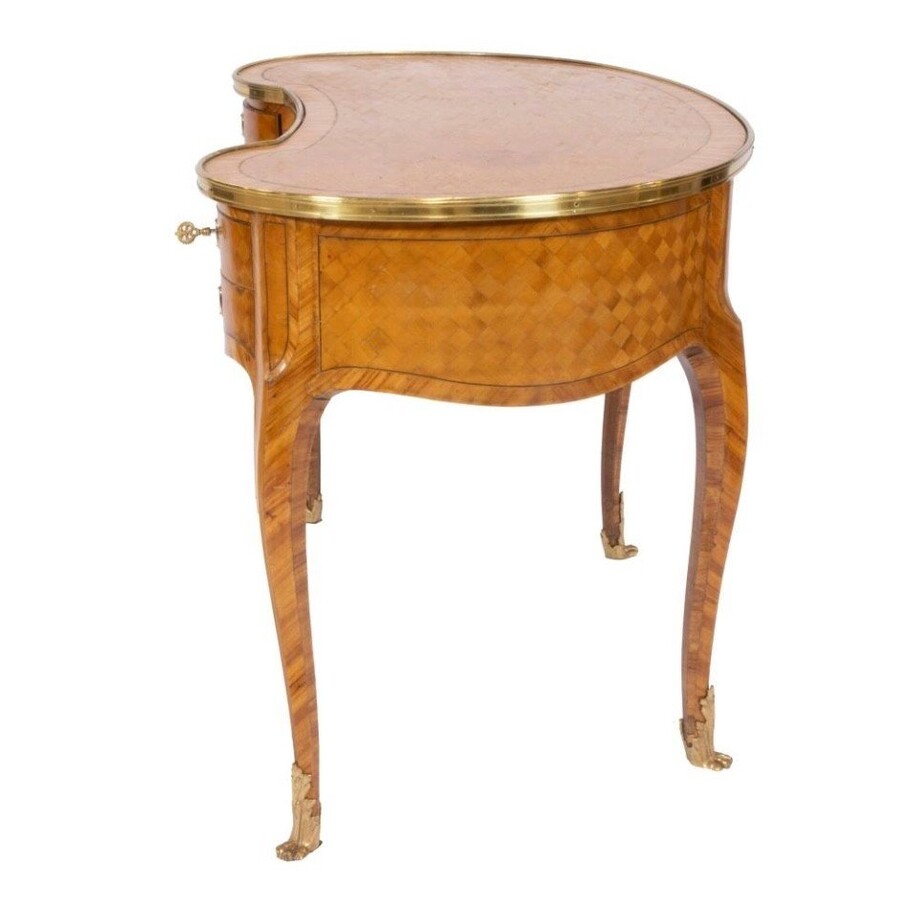 Elegant bureau French in parquetry style Louis XV Jolly desk in kidney shape , parquetry with bronze edges and legs and fitted with 5 drawers The wood needs a small refresh. Dimensions : Width : 112 cm Height : 75,5 cm Depth : 62 cm Nice desk 