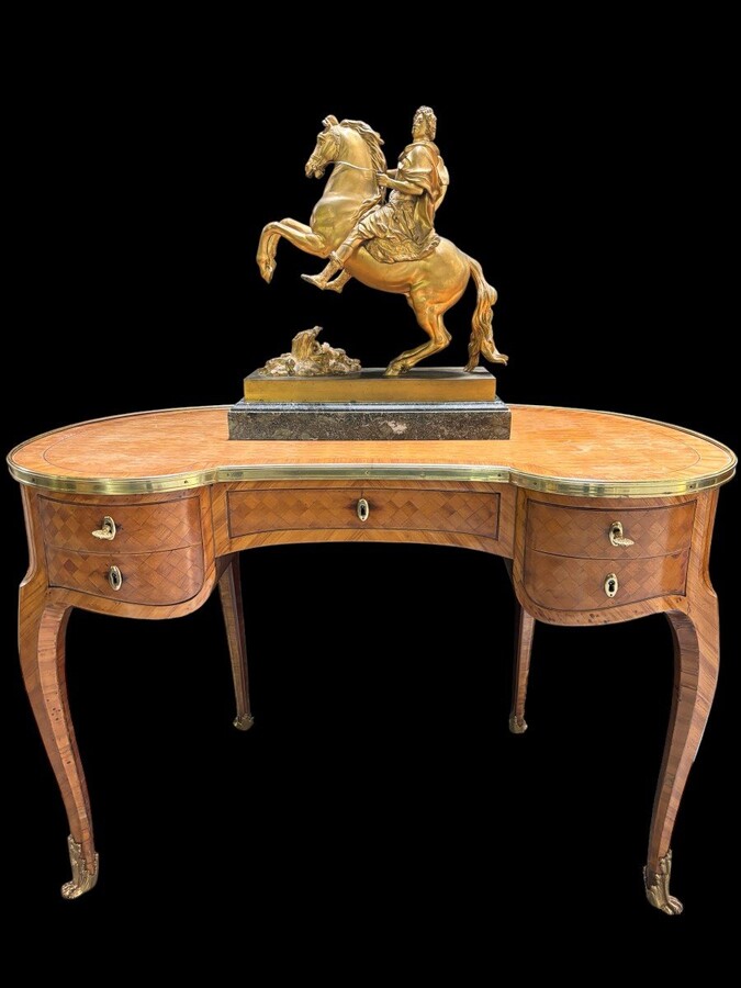 Elegant bureau French in parquetry style Louis XV Jolly desk in kidney shape , parquetry with bronze edges and legs and fitted with 5 drawers The wood needs a small refresh. Dimensions : Width : 112 cm Height : 75,5 cm Depth : 62 cm Nice desk 