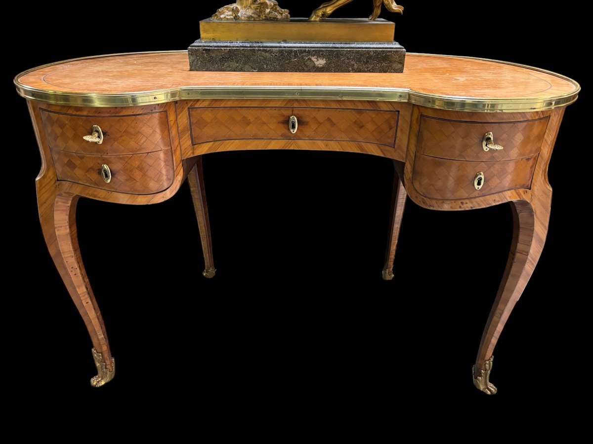 Elegant bureau French in parquetry style Louis XV Jolly desk in kidney shape , parquetry with bronze edges and legs and fitted with 5 drawers The wood needs a small refresh. Dimensions : Width : 112 cm Height : 75,5 cm Depth : 62 cm Nice desk 