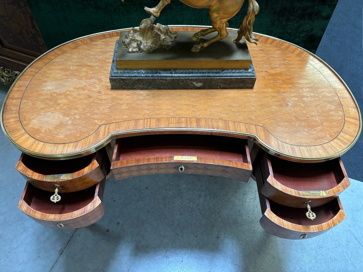 Elegant bureau French in parquetry style Louis XV Jolly desk in kidney shape , parquetry with bronze edges and legs and fitted with 5 drawers The wood needs a small refresh. Dimensions : Width : 112 cm Height : 75,5 cm Depth : 62 cm Nice desk 