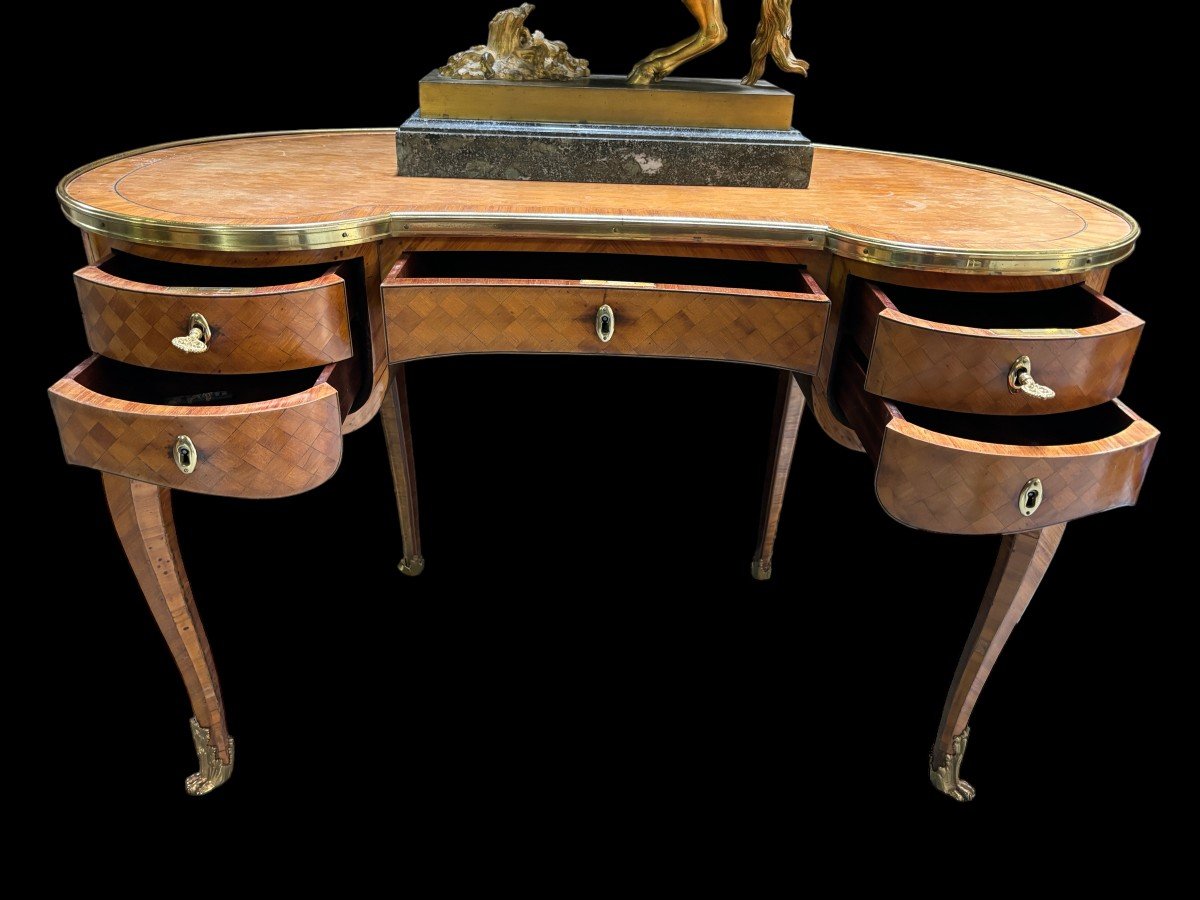 Elegant bureau French in parquetry style Louis XV Jolly desk in kidney shape , parquetry with bronze edges and legs and fitted with 5 drawers The wood needs a small refresh. Dimensions : Width : 112 cm Height : 75,5 cm Depth : 62 cm Nice desk 