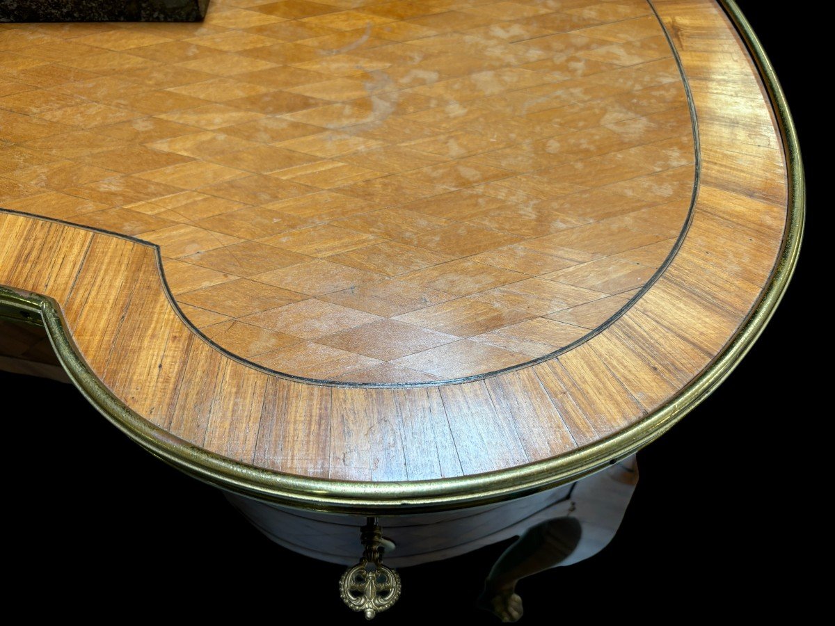 Elegant bureau French in parquetry style Louis XV Jolly desk in kidney shape , parquetry with bronze edges and legs and fitted with 5 drawers The wood needs a small refresh. Dimensions : Width : 112 cm Height : 75,5 cm Depth : 62 cm Nice desk 