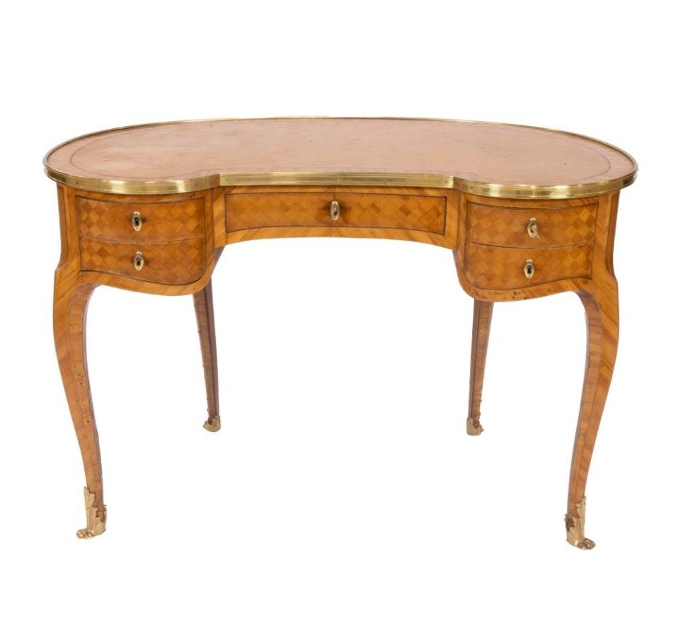 Elegant bureau French in parquetry style Louis XV Jolly desk in kidney shape , parquetry with bronze edges and legs and fitted with 5 drawers The wood needs a small refresh. Dimensions : Width : 112 cm Height : 75,5 cm Depth : 62 cm Nice desk 