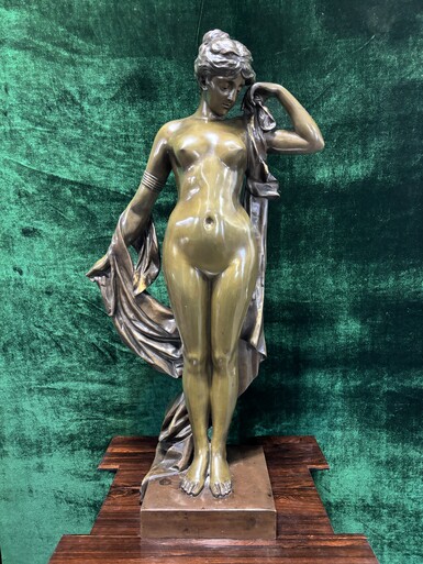 Elegant large bronze sculpture ‘Phyrne’ late 19thC. ( 86 cm ). Phryne in patinated bronze Art Nouveau - Pierre Etienne Daniel Campagne ( 1851-1914 ) A finely detailed figure of a nude woman with draperies on her arms and shoulders.