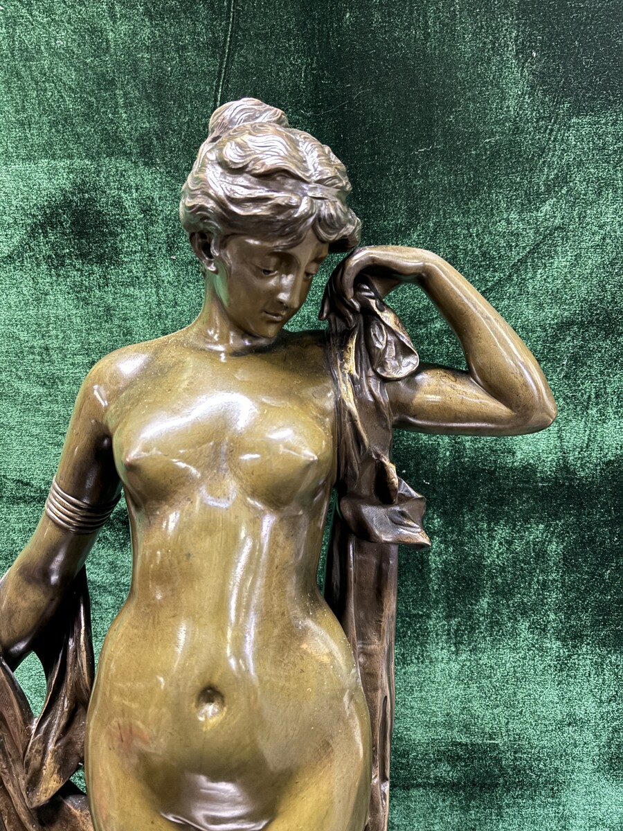 Elegant large bronze sculpture ‘Phyrne’ late 19thC. ( 86 cm ). Phryne in patinated bronze Art Nouveau - Pierre Etienne Daniel Campagne ( 1851-1914 ) A finely detailed figure of a nude woman with draperies on her arms and shoulders.