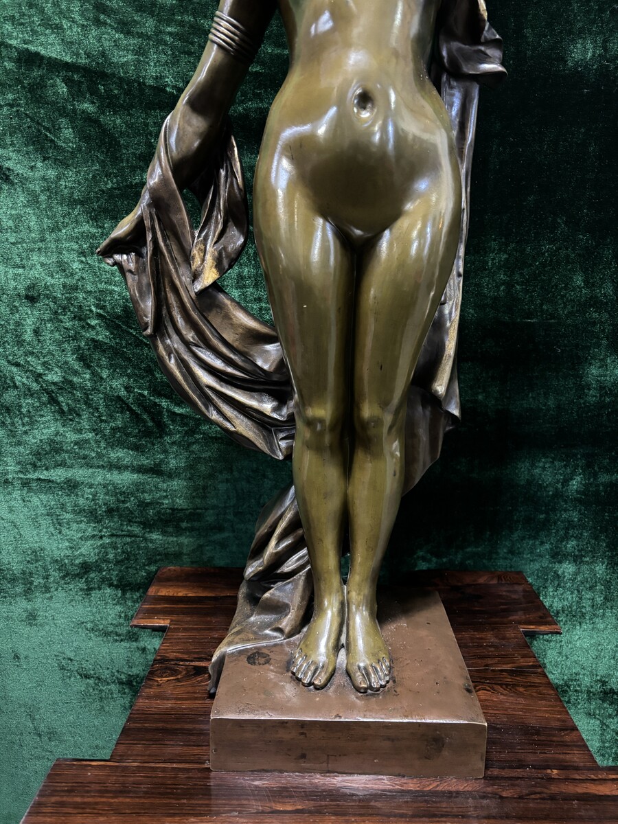 Elegant large bronze sculpture ‘Phyrne’ late 19thC. ( 86 cm ). Phryne in patinated bronze Art Nouveau - Pierre Etienne Daniel Campagne ( 1851-1914 ) A finely detailed figure of a nude woman with draperies on her arms and shoulders.