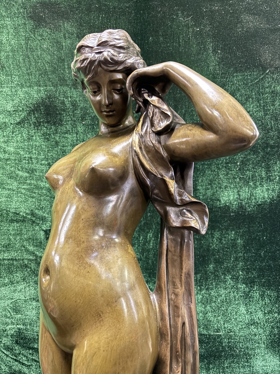 Elegant large bronze sculpture ‘Phyrne’ late 19thC. ( 86 cm ). Phryne in patinated bronze Art Nouveau - Pierre Etienne Daniel Campagne ( 1851-1914 ) A finely detailed figure of a nude woman with draperies on her arms and shoulders.