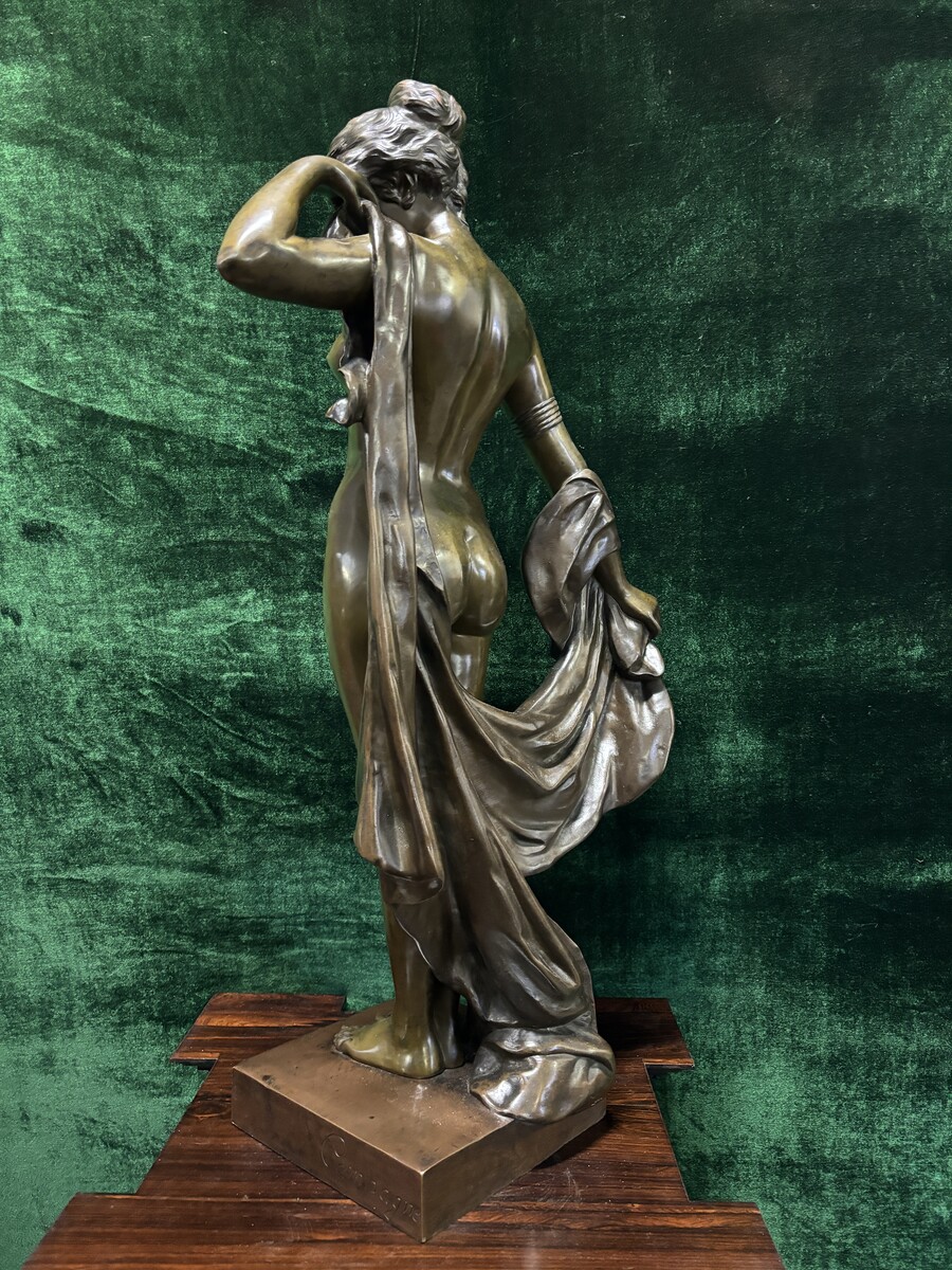 Elegant large bronze sculpture ‘Phyrne’ late 19thC. ( 86 cm ). Phryne in patinated bronze Art Nouveau - Pierre Etienne Daniel Campagne ( 1851-1914 ) A finely detailed figure of a nude woman with draperies on her arms and shoulders.