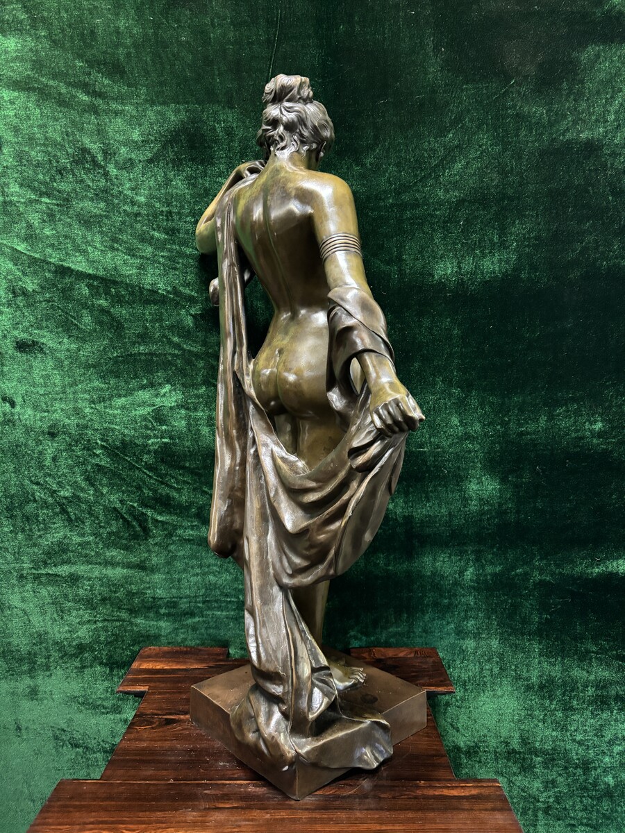 Elegant large bronze sculpture ‘Phyrne’ late 19thC. ( 86 cm ). Phryne in patinated bronze Art Nouveau - Pierre Etienne Daniel Campagne ( 1851-1914 ) A finely detailed figure of a nude woman with draperies on her arms and shoulders.