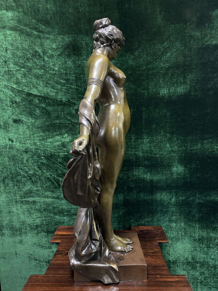 Elegant large bronze sculpture ‘Phyrne’ late 19thC. ( 86 cm ). Phryne in patinated bronze Art Nouveau - Pierre Etienne Daniel Campagne ( 1851-1914 ) A finely detailed figure of a nude woman with draperies on her arms and shoulders.