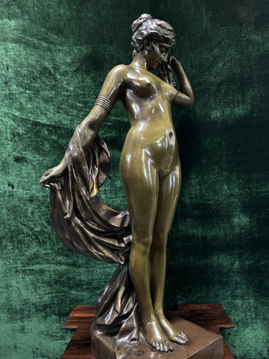 Elegant large bronze sculpture ‘Phyrne’ late 19thC. ( 86 cm ). Phryne in patinated bronze Art Nouveau - Pierre Etienne Daniel Campagne ( 1851-1914 ) A finely detailed figure of a nude woman with draperies on her arms and shoulders.