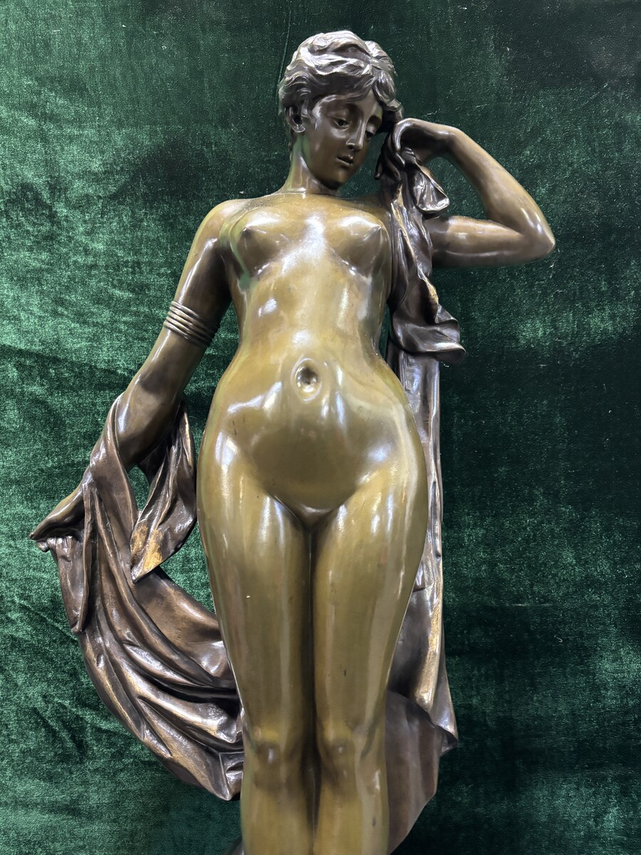 Elegant large bronze sculpture ‘Phyrne’ late 19thC. ( 86 cm ). Phryne in patinated bronze Art Nouveau - Pierre Etienne Daniel Campagne ( 1851-1914 ) A finely detailed figure of a nude woman with draperies on her arms and shoulders.