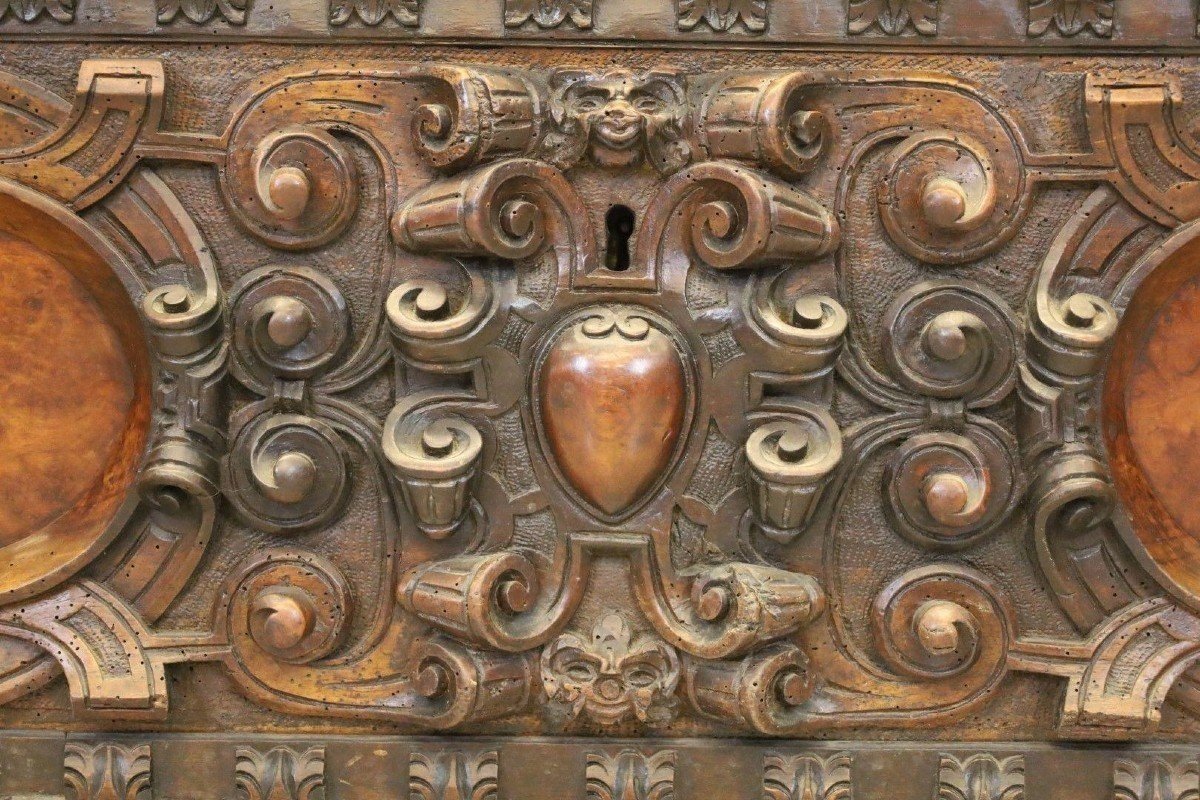 Italian Renaissance Walnut Chest From The 17th Century. Decorative Chest With Beautiful Decorations Dating From Around 1700. The Chest Is In Good Condition, Used. The Bronze Handles On The Sides Are Missing. Dimensions: Length: 168 Cm Height : 48 Cm