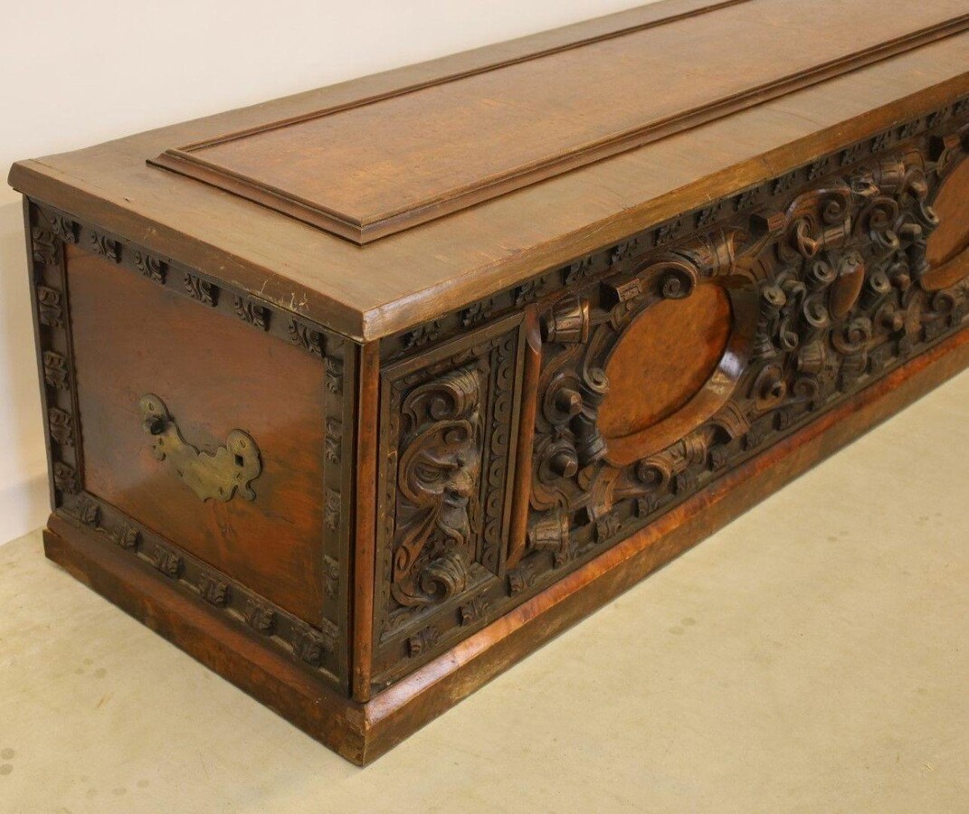 Italian Renaissance Walnut Chest From The 17th Century. Decorative Chest With Beautiful Decorations Dating From Around 1700. The Chest Is In Good Condition, Used. The Bronze Handles On The Sides Are Missing. Dimensions: Length: 168 Cm Height : 48 Cm