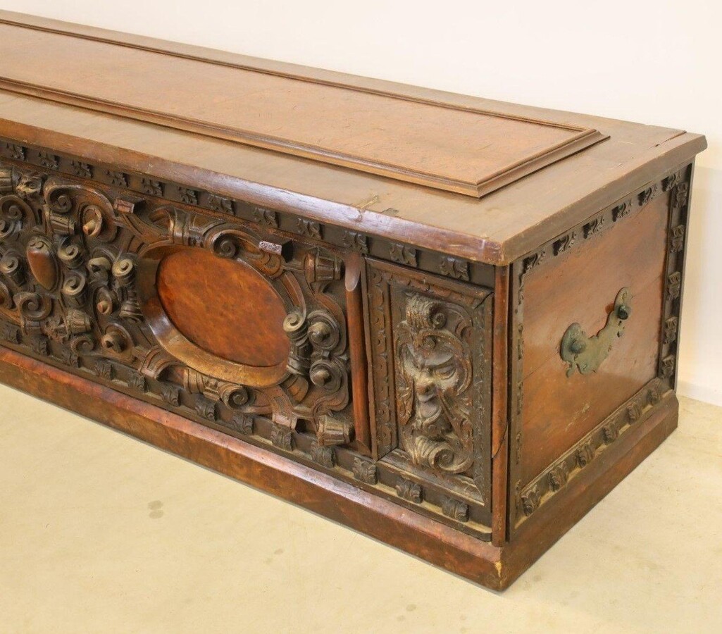 Italian Renaissance Walnut Chest From The 17th Century. Decorative Chest With Beautiful Decorations Dating From Around 1700. The Chest Is In Good Condition, Used. The Bronze Handles On The Sides Are Missing. Dimensions: Length: 168 Cm Height : 48 Cm