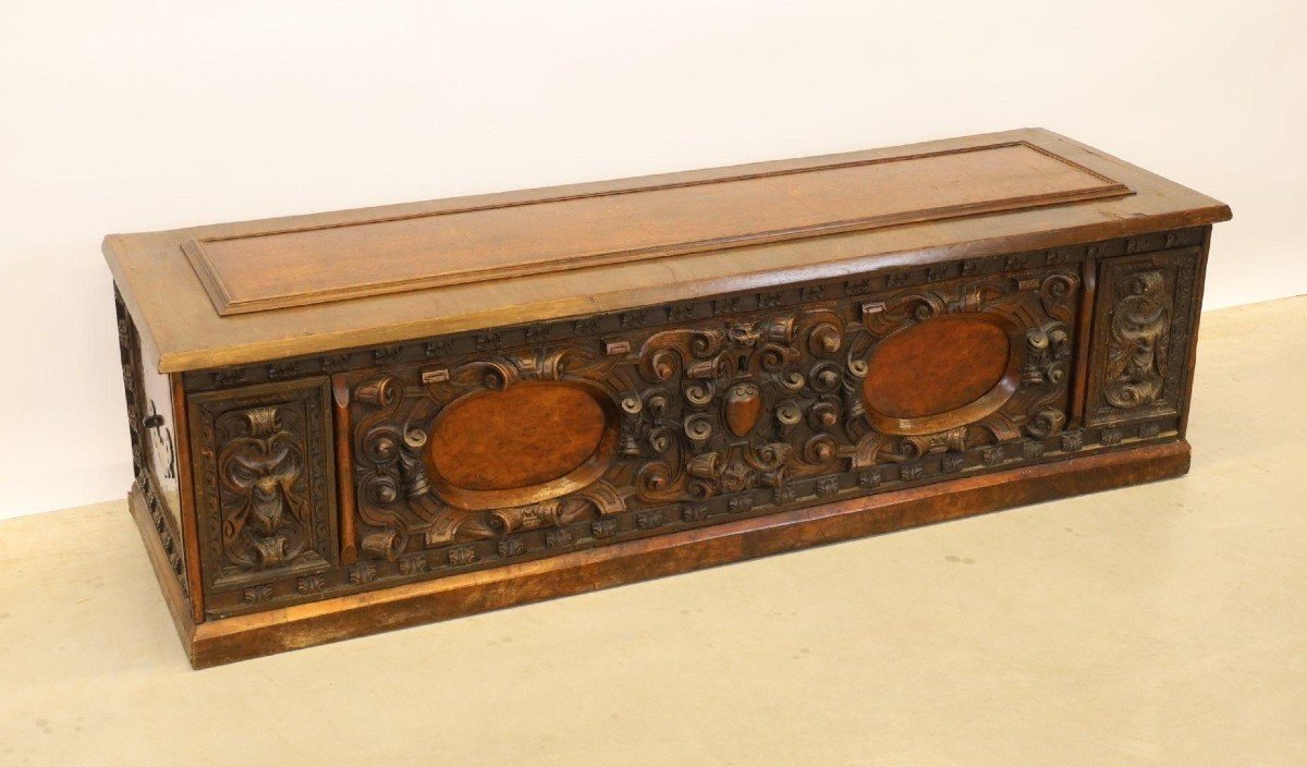 Italian Renaissance Walnut Chest From The 17th Century. Decorative Chest With Beautiful Decorations Dating From Around 1700. The Chest Is In Good Condition, Used. The Bronze Handles On The Sides Are Missing. Dimensions: Length: 168 Cm Height : 48 Cm