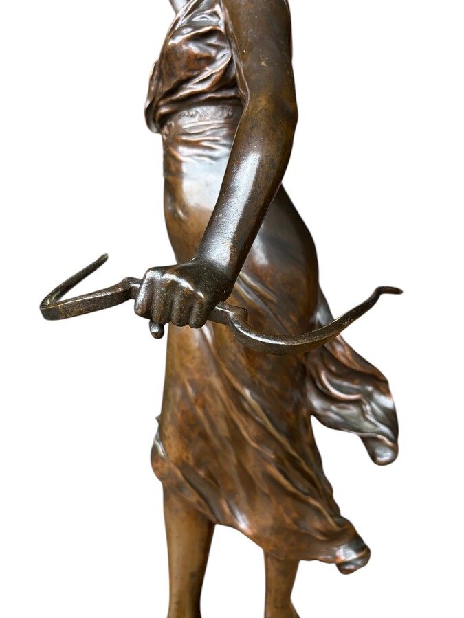 Large 19th century bronze sculpture of Diana the Huntress ( 73 cm ) Beautiful sculpture representing Diana standing over her prey shot with a bow and arrows. Signed by A.Levasseur ( Henri Louis Levasseur , Paris 1853-1934) Dimensions :