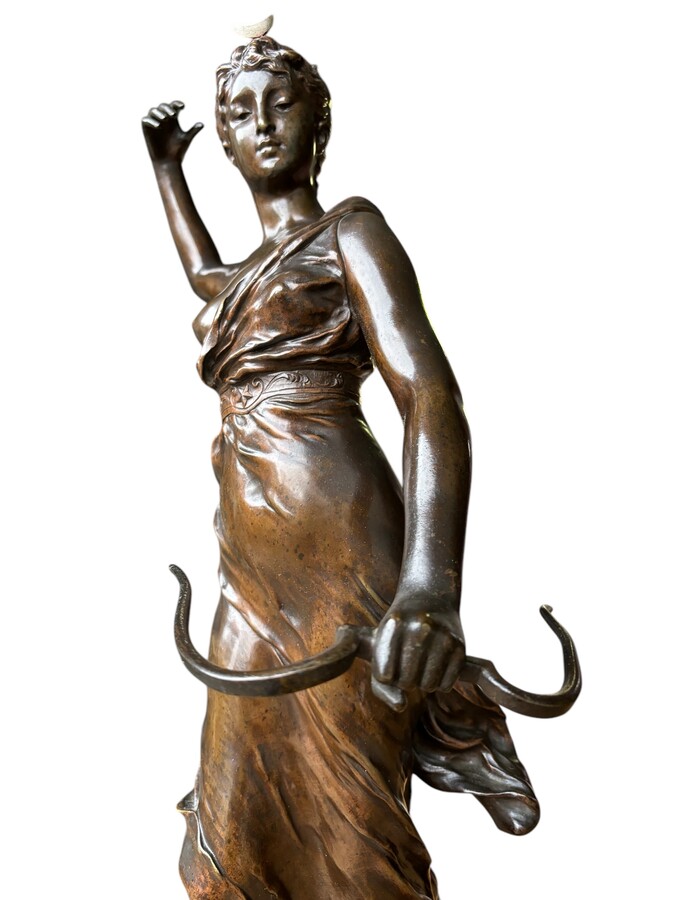 Large 19th century bronze sculpture of Diana the Huntress ( 73 cm ) Beautiful sculpture representing Diana standing over her prey shot with a bow and arrows. Signed by A.Levasseur ( Henri Louis Levasseur , Paris 1853-1934) Dimensions :