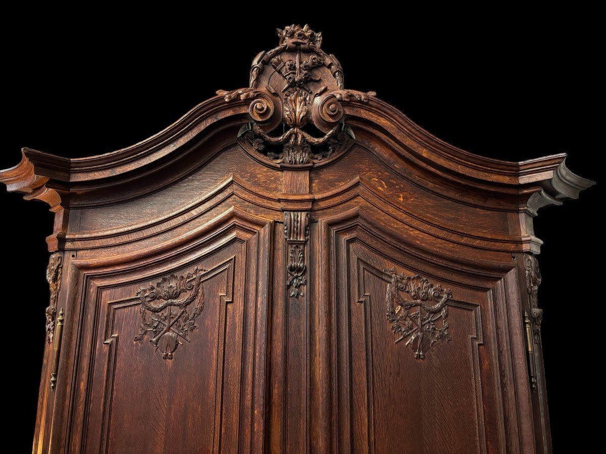 Large 2-door castle furniture in oak 18th century. Beautiful furniture with very finely sculpted doors and crest and inside fitted with shelves. Dimensions : Total height : 298 cm Width : 168 cm , 208 cm at the top Depth : 60 cm , 78 cm at the top