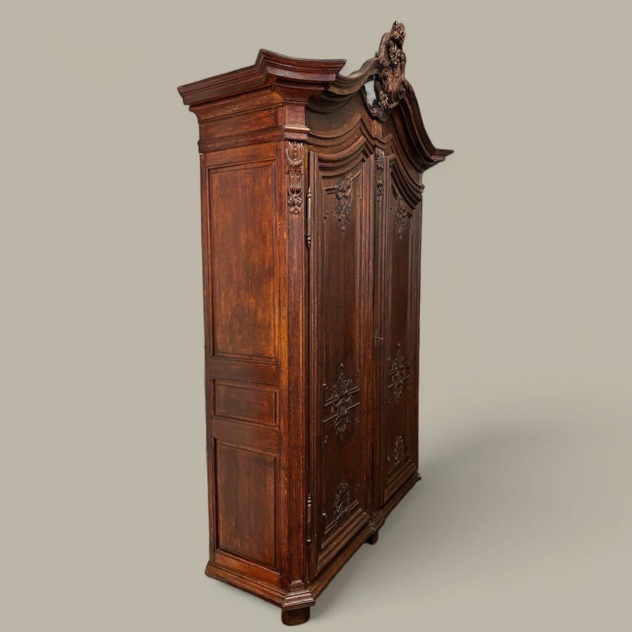 Large 2-door castle furniture in oak 18th century. Beautiful furniture with very finely sculpted doors and crest and inside fitted with shelves. Dimensions : Total height : 298 cm Width : 168 cm , 208 cm at the top Depth : 60 cm , 78 cm at the top