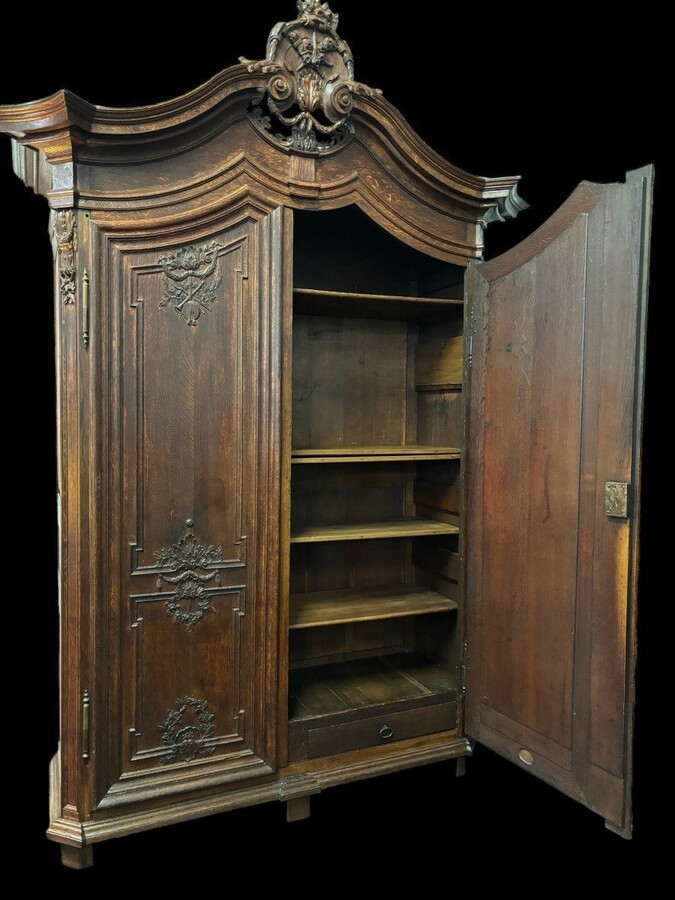 Large 2-door castle furniture in oak 18th century. Beautiful furniture with very finely sculpted doors and crest and inside fitted with shelves. Dimensions : Total height : 298 cm Width : 168 cm , 208 cm at the top Depth : 60 cm , 78 cm at the top