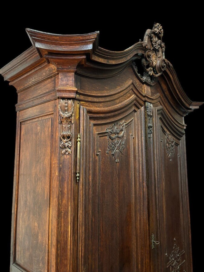 Large 2-door castle furniture in oak 18th century. Beautiful furniture with very finely sculpted doors and crest and inside fitted with shelves. Dimensions : Total height : 298 cm Width : 168 cm , 208 cm at the top Depth : 60 cm , 78 cm at the top