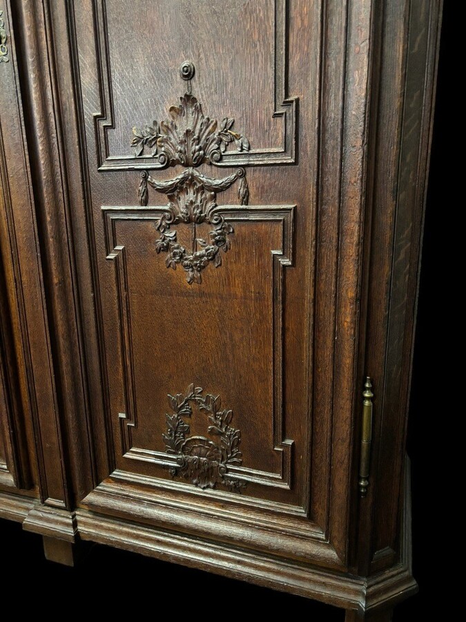 Large 2-door castle furniture in oak 18th century. Beautiful furniture with very finely sculpted doors and crest and inside fitted with shelves. Dimensions : Total height : 298 cm Width : 168 cm , 208 cm at the top Depth : 60 cm , 78 cm at the top