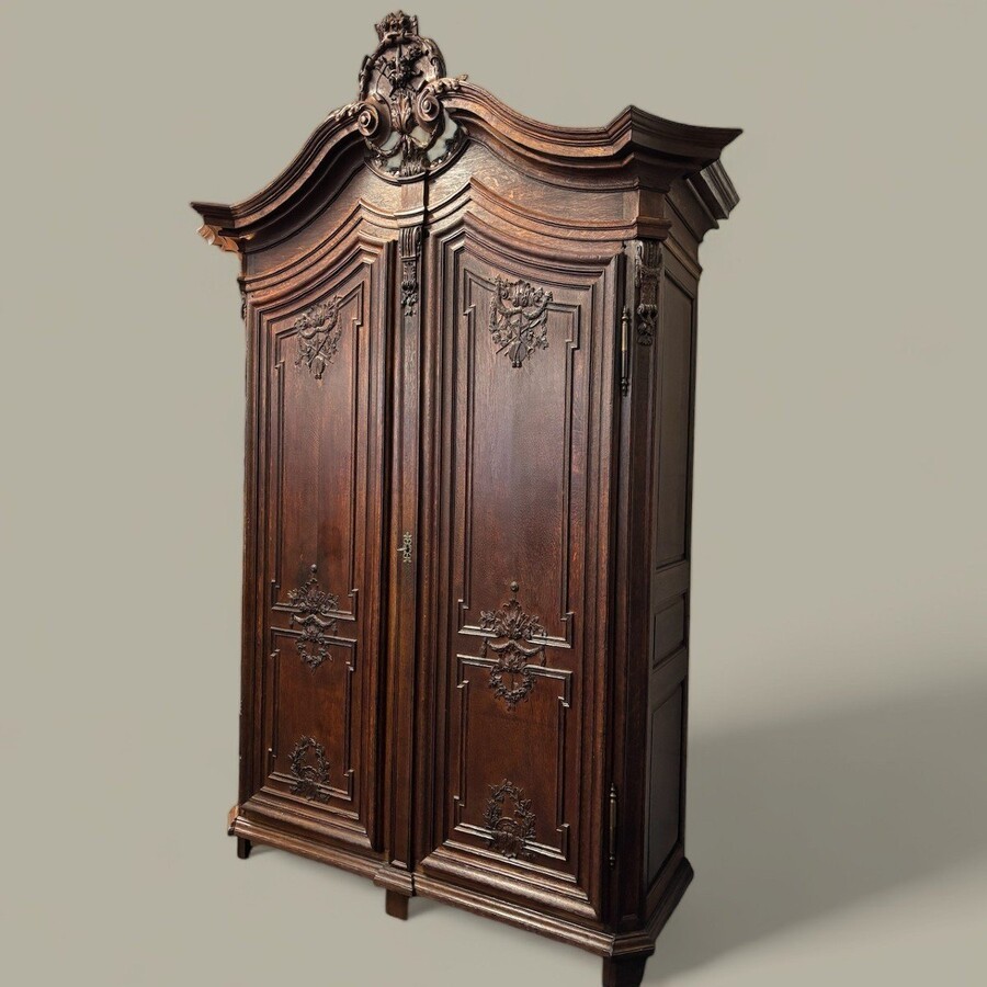 Large 2-door castle furniture in oak 18th century. Beautiful furniture with very finely sculpted doors and crest and inside fitted with shelves. Dimensions : Total height : 298 cm Width : 168 cm , 208 cm at the top Depth : 60 cm , 78 cm at the top