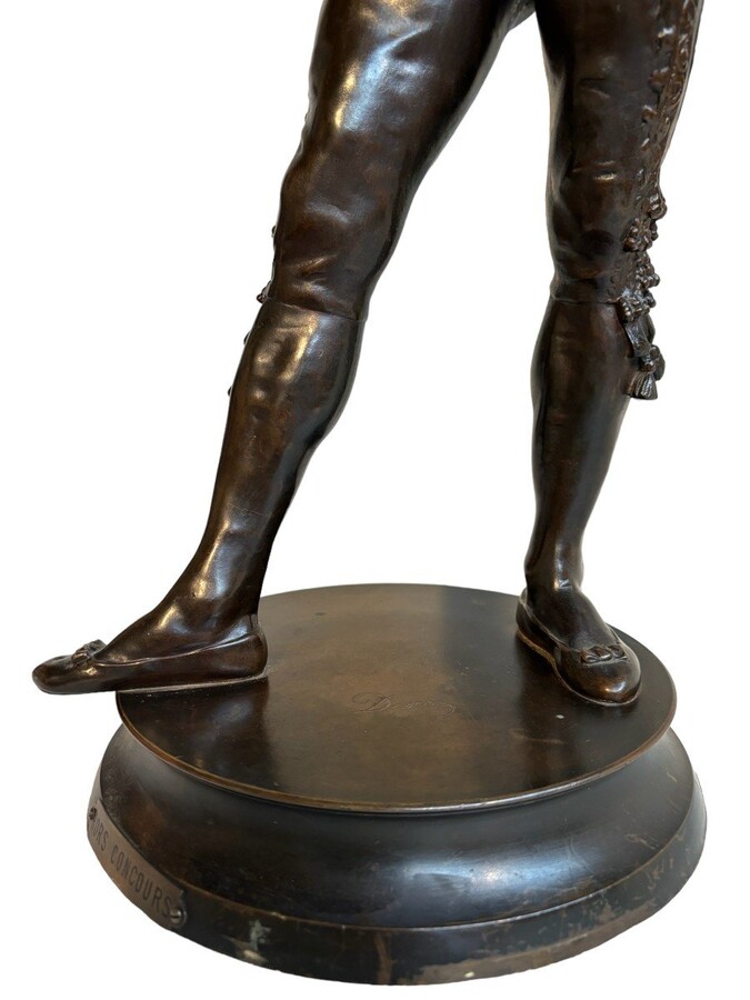 Large bronze sculpture of a Matador 19th century. Very finely detailed bronze sculpture signed by Desca Edmond ( Paris 1855-1918 ) , Hors Concours Dimensions : Height : 66 cm Width : 56 cm Depth : 30 cm Diameter foot : 25 cm