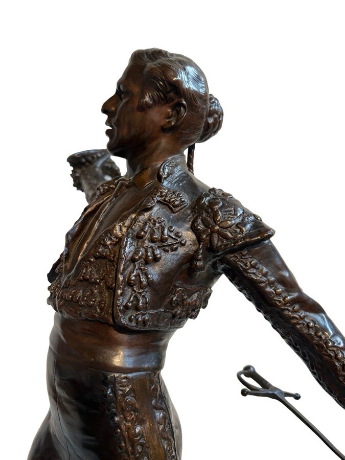 Large bronze sculpture of a Matador 19th century. Very finely detailed bronze sculpture signed by Desca Edmond ( Paris 1855-1918 ) , Hors Concours Dimensions : Height : 66 cm Width : 56 cm Depth : 30 cm Diameter foot : 25 cm