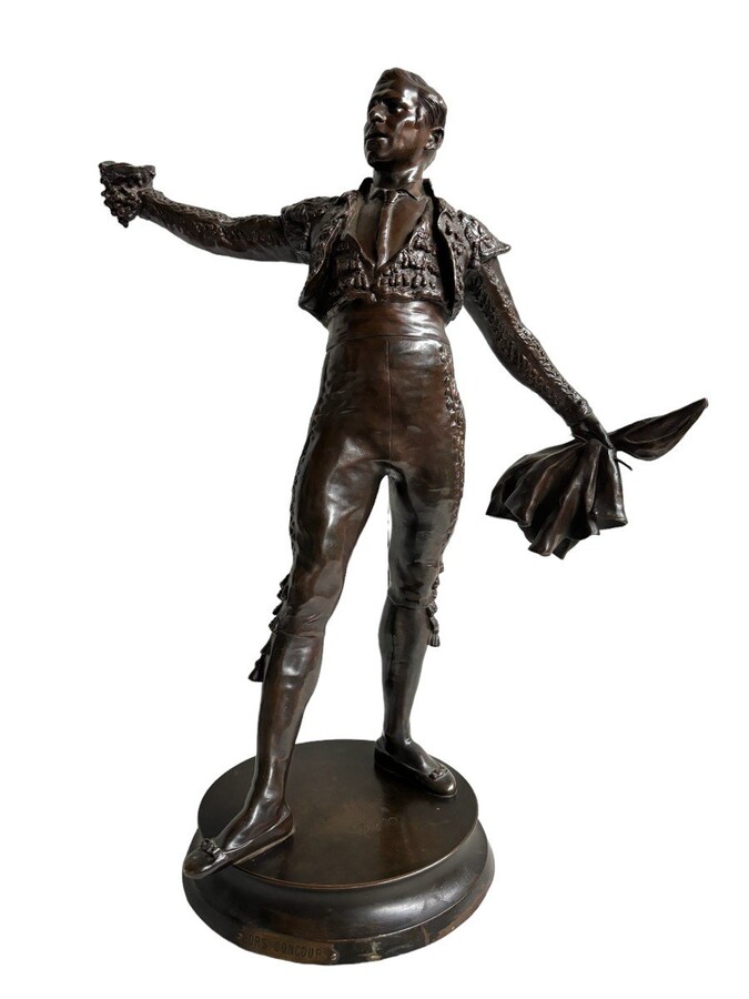 Large bronze sculpture of a Matador 19th century. Very finely detailed bronze sculpture signed by Desca Edmond ( Paris 1855-1918 ) , Hors Concours Dimensions : Height : 66 cm Width : 56 cm Depth : 30 cm Diameter foot : 25 cm