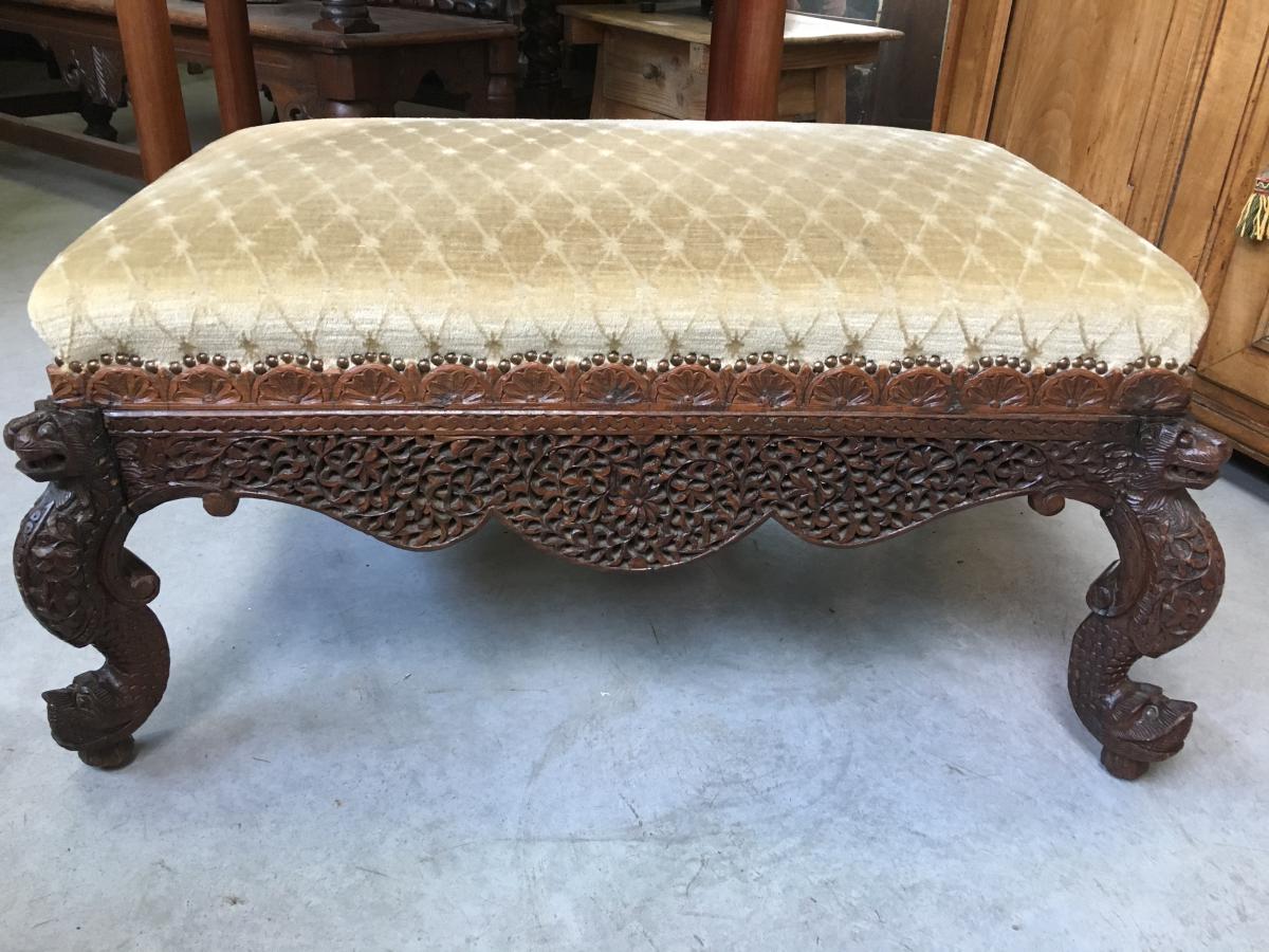 Large Burmese Carved Wood poof , late 19th century. Width : 90 cm Height : 44 cm Depth : 60 cm In good condition