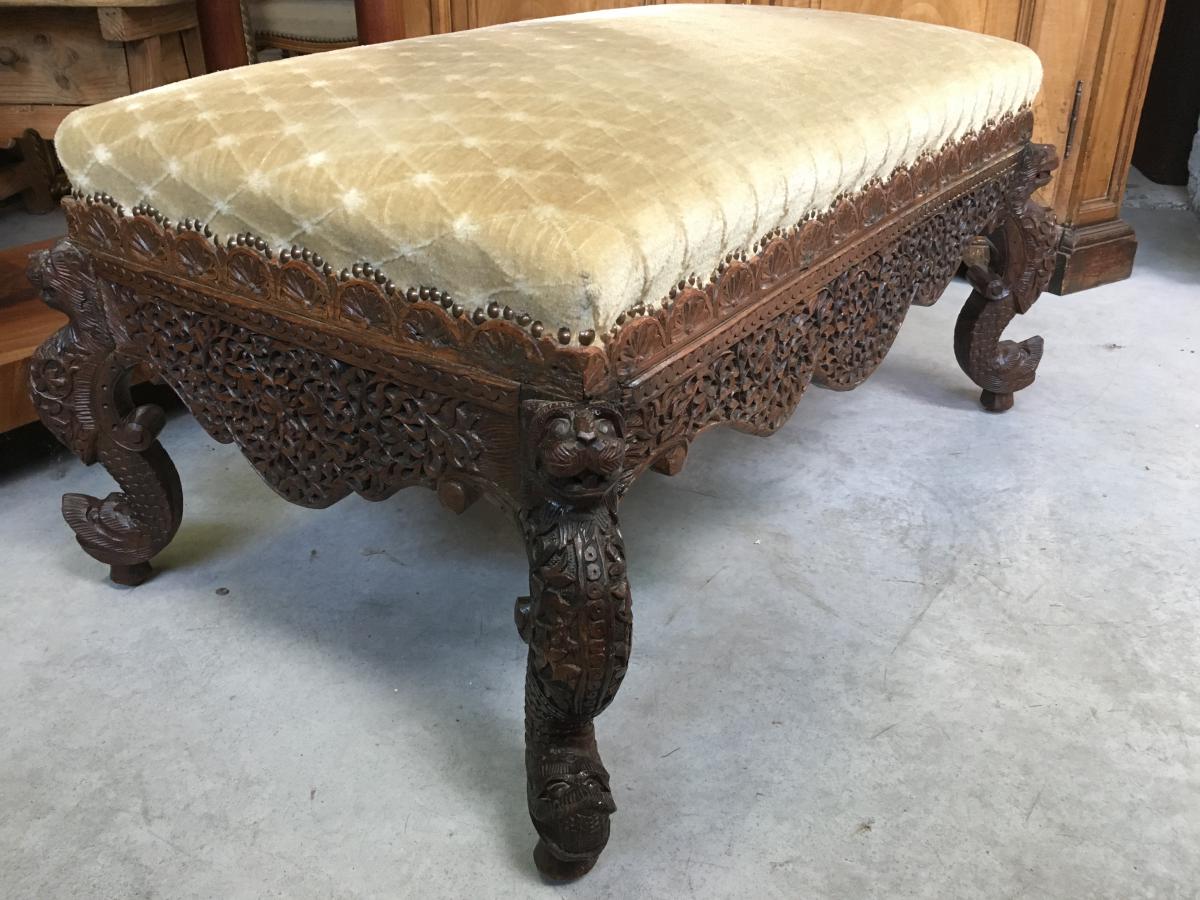 Large Burmese Carved Wood poof , late 19th century. Width : 90 cm Height : 44 cm Depth : 60 cm In good condition