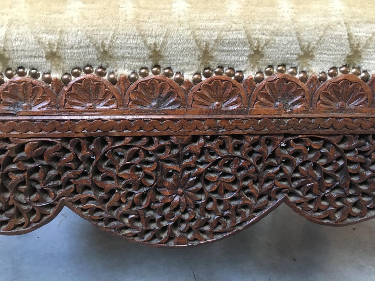 Large Burmese Carved Wood poof , late 19th century. Width : 90 cm Height : 44 cm Depth : 60 cm In good condition