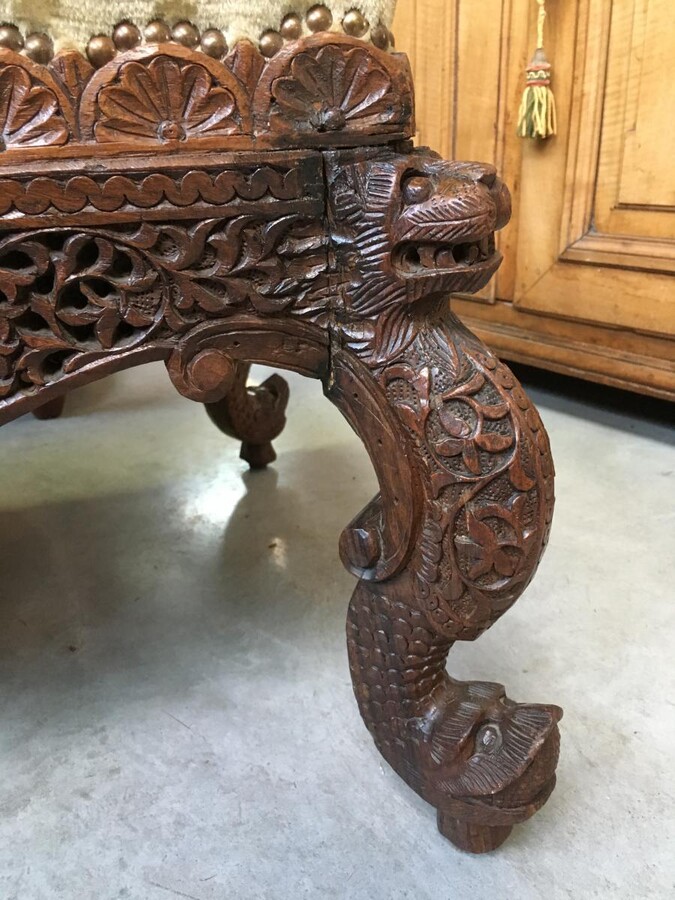 Large Burmese Carved Wood poof , late 19th century. Width : 90 cm Height : 44 cm Depth : 60 cm In good condition