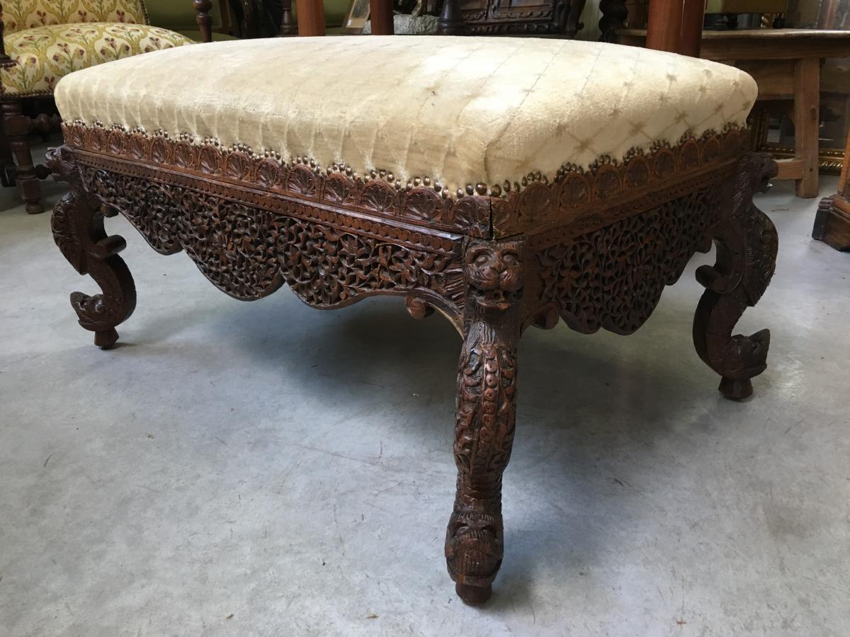 Large Burmese Carved Wood poof , late 19th century. Width : 90 cm Height : 44 cm Depth : 60 cm In good condition