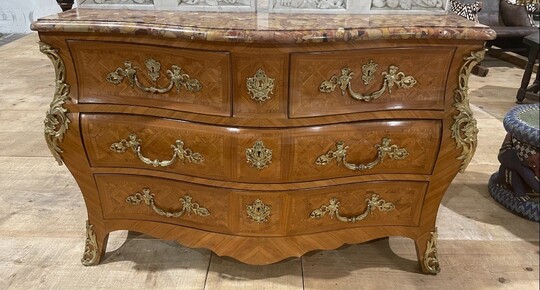 Large commode in Louis XV style 19th century Dresser with parquet veneer, gilt bronze ornaments and fitted with 2 small drawers at the top and 2 large ones below. At the top a beautiful Plateau en Marbre Breche d'Alep. Dimensions : Width : 139 cm 