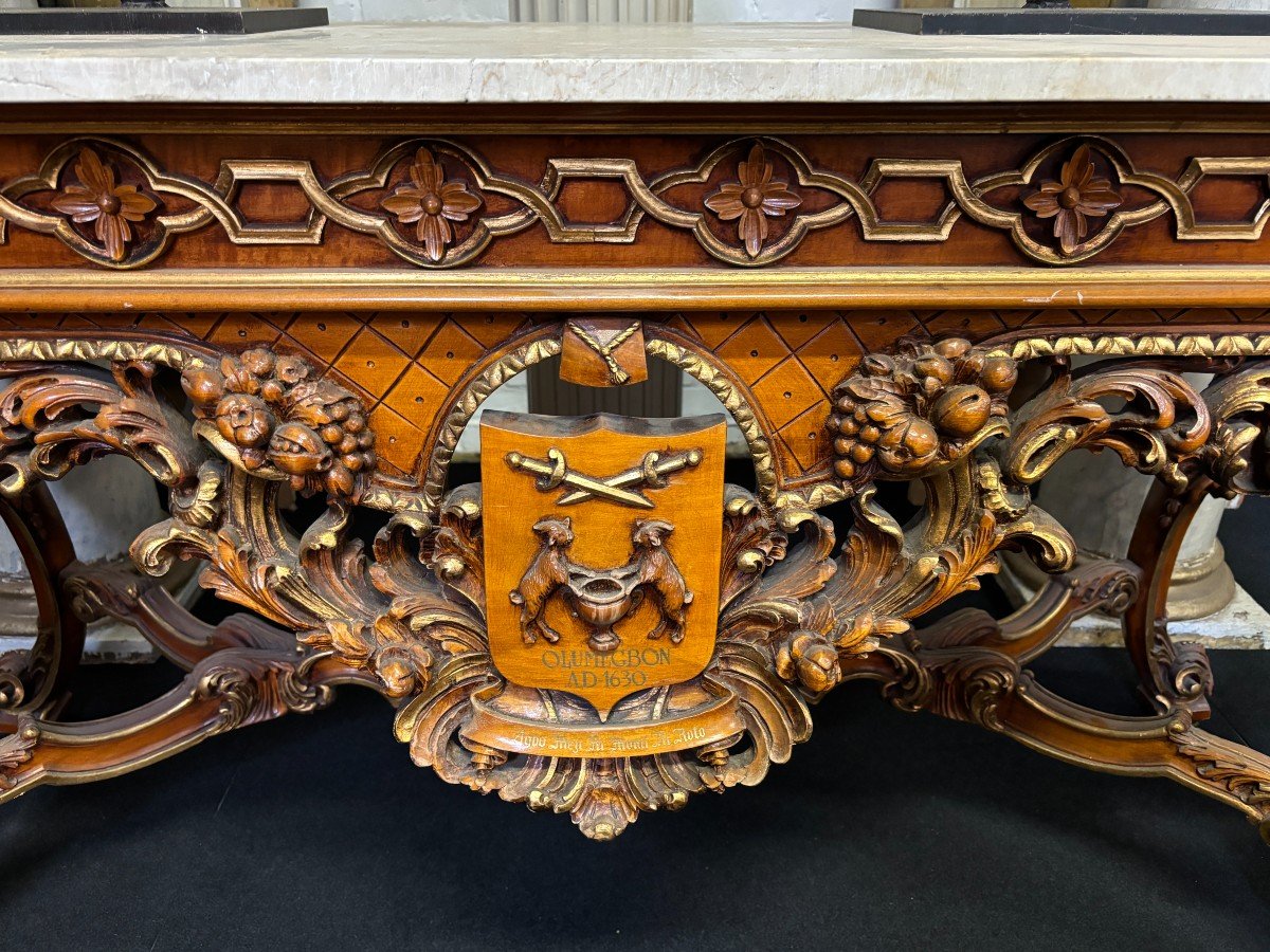 Large decorative console in carved wood 20th century. Beautiful console in wood with gilt accents and on top a top in travertine Dimensions : Width : 170 cm Height : 90 cm Depth : 71 cm In very good condition